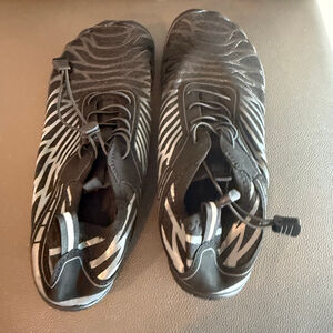 Women's Peak Footwear Athletic Shoes Size 9 Black Silver